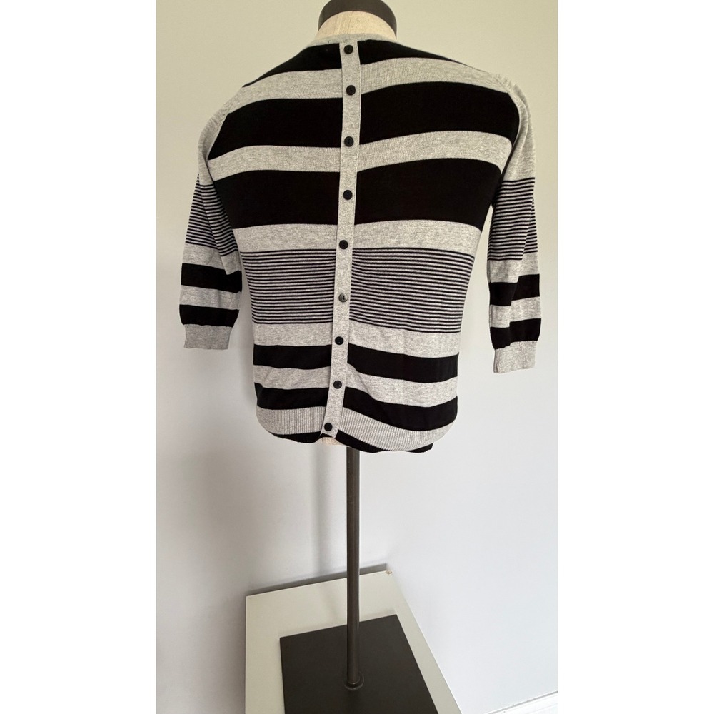 Joseph A. Qu'est-ce Que C'est Silk? Button-Back Sweater Gray Red Black M - Picture 3 of 4